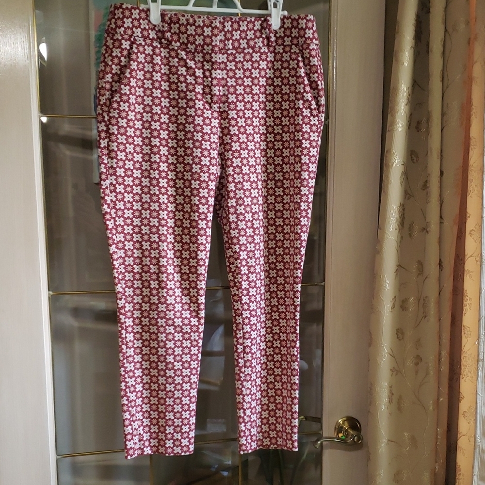Loft MARISSA SKINNY. SIZE 8. White And BURGUNDY